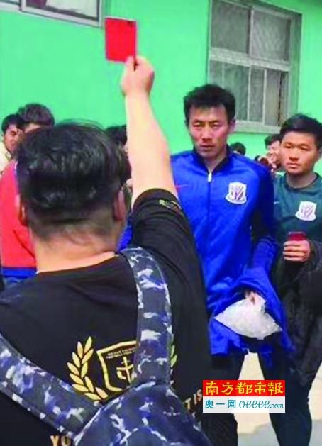 休·杰克曼现场比剪刀手卖萌 递给舒淇话筒显亲密 2014-07-29 7月28日，在某汽车品牌发布会现场上，好莱坞巨星休·杰克曼携手舒淇现场助阵。