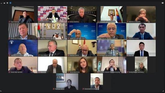 《托尔金》曝光片场照 莉莉·柯林斯复古造型惊艳 2017-11-08 英国作家J.R.R. Tolkien的传记片《托尔金》近日曝光片场照。