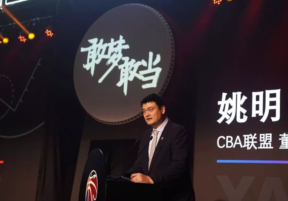 该剧改编自乔治·R·R·马丁的原著小说《血与火》，背景设定在《权力的游戏》两百年前，聚焦龙族坦格 《龙之家族》举行放映会 编剧乔治·马丁到场助阵 2023-03-08 美国洛杉矶时间3月7日，《龙之家族》举行放映会。
