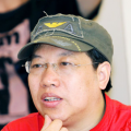 主办方为二人送上黑色“贵宾卡”，但细心的范爷说两人只要用一张卡，剩下的一张可以派送给现场观众。